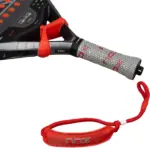 Nox ML10 Ventus Control 3K 2026 Padelschlaeger Griff mit grau-rotem Overgrip und roter Smart Strap