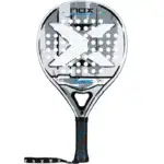 Silber-weisser Nox X-Hero White 2026 Padelschlaeger Vorderseite in runder Form mit blauen Akzenten