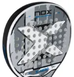 Nox X-Hero White 2026 Padelschlaeger Nahaufnahme der silber-weissen Fiberglass 3K Schlagflaeche