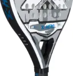 Nox X-Hero White 2026 Padelschlaeger Herzbereich mit X-Hero Branding und blauem Rahmenakzent