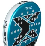 Nox X-Zero Blue 2026 Padelschlaeger Nahaufnahme der blauen Fiberglass 3K Schlagflaeche mit X-Zero Design