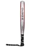 Nox X-Zero Red 2026 Padelschlaeger Nahaufnahme der roten Fiberglass 3K Schlagflaeche mit X-Zero Logo