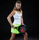 Spielerin posierend mit Royal Padel 130 Factor 2026 Padelschlaeger und Hand an der Huefte