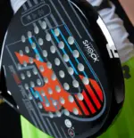 Royal Padel 130 Factor 2026 Padelschlaeger Schlagflaeche Nahaufnahme mit orangen und roten Farbakzenten