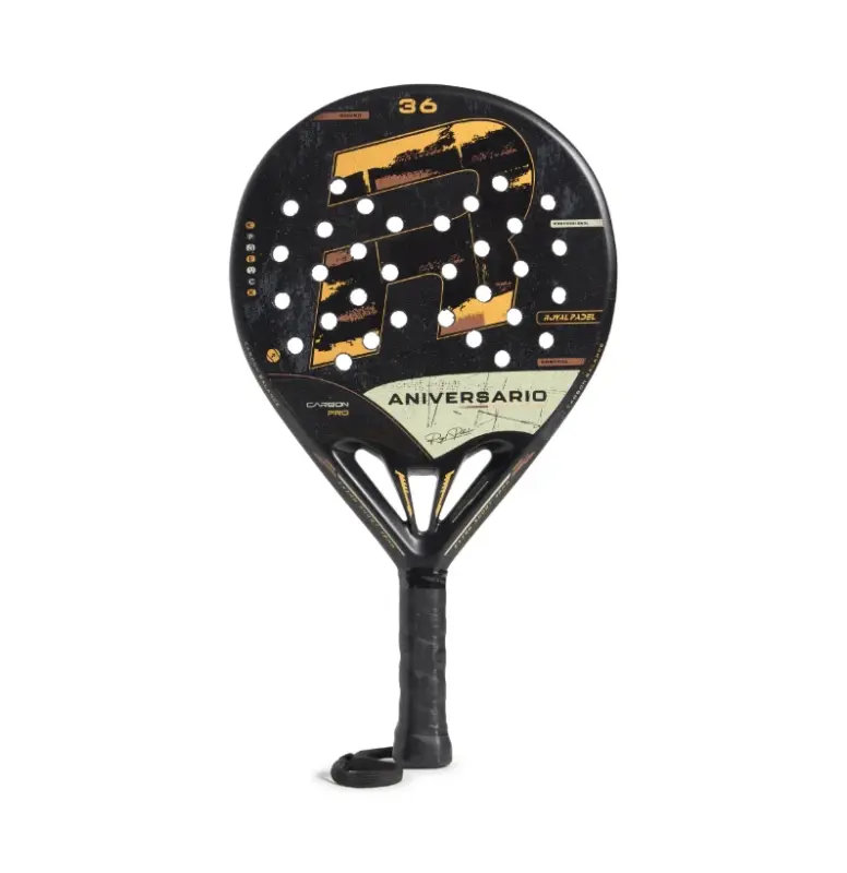 Schwarz-goldener Royal Padel 36 Aniversario Polietileno 2026 Padelschlaeger Vorderseite in Tropfenform
