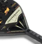 Royal Padel 36 Aniversario Polietileno 2026 Padelschlaeger Herzbereich mit Aniversario Branding in goldenem Design