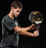 Spieler stehend haelt Royal Padel 36 Aniversario Polietileno 2026 Padelschlaeger