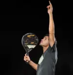 Spieler praesentiert Royal Padel 36 Aniversario Polietileno 2026 Padelschlaeger hochgehalten