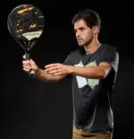 Spieler haelt Royal Padel 36 Aniversario Polietileno 2026 Padelschlaeger seitlich vor dem Koerper