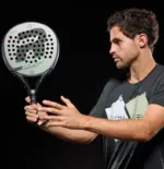 Spieler haelt Royal Padel EFE Extreme 2026 Padelschlaeger in Portraitansicht
