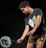 Spieler in gebueckter Aktionspose mit Royal Padel EFE Extreme 2026 Padelschlaeger