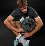 Spieler in hockender Position haelt Royal Padel M27 Polietileno 2026 Padelschlaeger