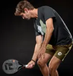 Spieler in gebueckter Schlagvorbereitung mit Royal Padel M27 Polietileno 2026 Padelschlaeger