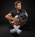 Spieler stehend haelt Royal Padel M27 Polietileno 2026 Padelschlaeger seitlich vor dem Koerper