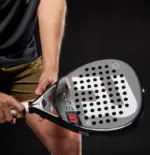 Royal Padel Race 2026 Padelschlaeger in der Hand mit sichtbarer Core Tech Schlagflaeche
