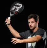 Spieler haelt Royal Padel Race 2026 Padelschlaeger in Portraitansicht