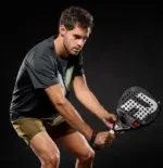 Spieler in Schlagbewegung mit Royal Padel Race 2026 Padelschlaeger auf dem Platz