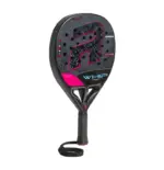 Royal Padel Whip Light 2026 Padelschlaeger Schraegansicht mit schwarzem Rahmen und pink-blauen Akzenten