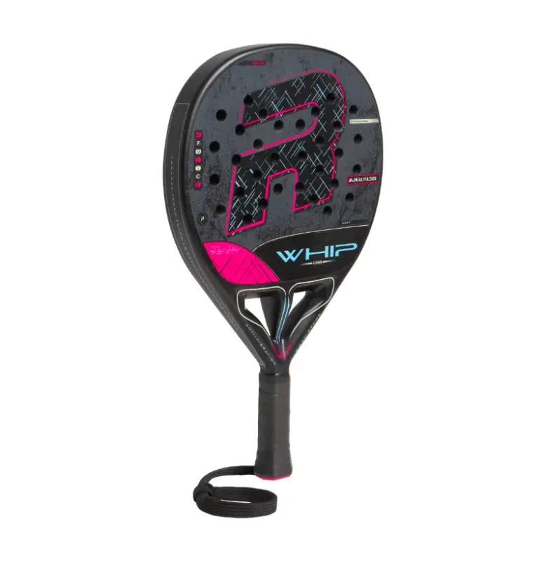 Royal Padel Whip Light 2026 Padelschlaeger Schraegansicht mit schwarzem Rahmen und pink-blauen Akzenten