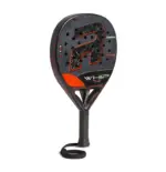 Royal Padel Whip Polietileno 2026 Padelschlaeger Schraegansicht mit schwarzem Rahmen und roten Akzenten