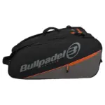 Schwarz-graue Bullpadel Advance Padeltasche Schraegansicht liegend mit Bullpadel Logo und orangen Akzenten