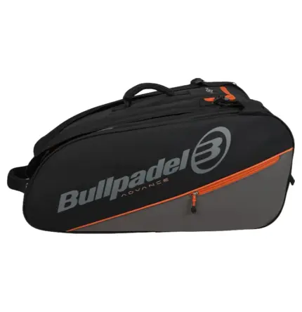 Schwarz-graue Bullpadel Advance Padeltasche Schraegansicht liegend mit Bullpadel Logo und orangen Akzenten