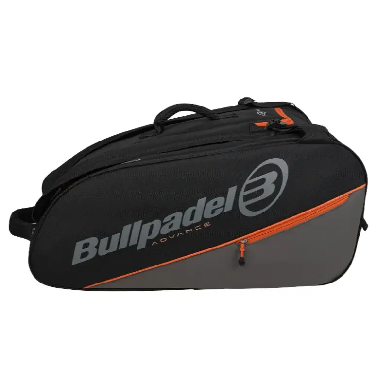 Schwarz-graue Bullpadel Advance Padeltasche Schraegansicht liegend mit Bullpadel Logo und orangen Akzenten