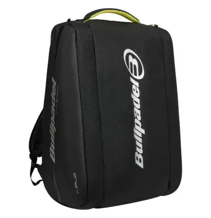 Bullpadel XPLO Padeltasche Schwarz 2026 aufrecht stehend mit grossem Bullpadel Logo und Strukturoberflaeche