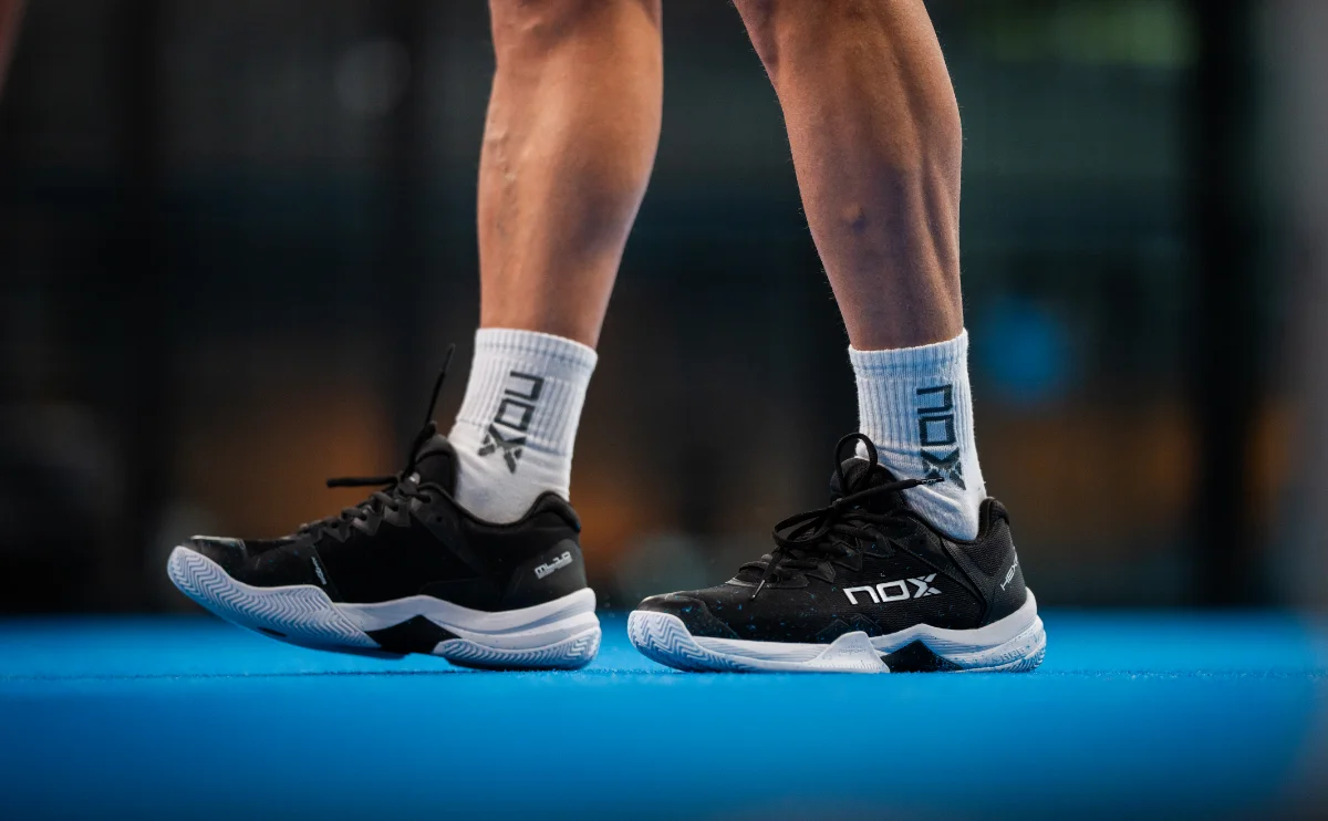 Padel Schuhe - Verschiedene Padel-Schuhe auf dem Court