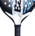 Babolat Air Veron 2.6 Rahmenkopf-Detailansicht - VERON-Schriftzug in Blau und Weiß mit charakteristischer Lochstruktur und CarbonFlex-Rahmen