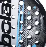Babolat Air Veron 2.6 Nahaufnahme Schlagfläche - Carbon-Textur der CarbonFlex-Oberfläche mit 3D-Spin-Muster, Lochstruktur und Babolat-Logo in Blau