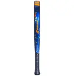 Babolat Alioth JR Padel-Schlaeger Seitenansicht - schlankes Rahmenprofil mit Griffband und Schlaufe fuer sichere Handhabung