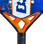 Babolat Alioth JR Padel-Schlaeger Detailaufnahme Herzstuck - markante orange Y-Bruecke mit Babolat-Logo auf tiefblauem Rahmen