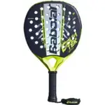 Babolat Counter Vertuo 2.6 Padel-Schlaeger Frontansicht schraeg links - schwarze Soft-Fibre-Flaeche mit weissem Lochermuster und gelbem Herzbereich