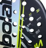 Babolat Counter Vertuo 2.6 Schlagflaeche Nahaufnahme - optimiertes Holes-Pattern-System, 3D-Spin-Struktur und Babolat-Logo auf schwarzer Fiberglasoberflaeche