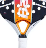 Babolat Dyna Energy Herzbereich Detail - orangefarbene Vibrasorb-Bruecke, Carbon Flex Schlagflaeche mit Microperf-Perforationen und HPS-Lochsystem