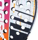 Babolat Dyna Energy Rahmenkante Detail - HPS-Perforationen im pink-orangefarbenen Carbon Flex Rahmen, 3D Spin Oberflaeche sichtbar