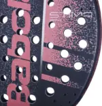 Babolat Stima Spirit Padelschläger Oberflächendetail - 3D Spin+ Struktur auf Fiberglas-Fläche mit Babolat-Logo in Schwarz-Korall