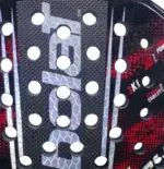 Babolat Technical Viper 3.0 Schlagfläche Detail - 3K Carbon Textur mit 3D Spin+ Struktur, erhabenes Lochermuster und Babolat Schriftzug in Nahaufnahme