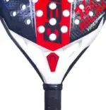 Babolat Technical Viper Soft 3.0 Detailansicht Schlagfläche - Viper-Schriftzug, 3D-Spin+-Reliefs und Holes-Pattern auf roter Carbon-Twill-Oberfläche