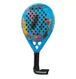 Dunlop Galactica OS by Nisse Padelschlaeger schraege Gesamtansicht mit Armschlaufe hellblauer Rahmen buntes Nisse Graffiti-Design und schwarzer Griff