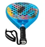 Dunlop Galactica OS by Nisse Padelschlaeger Schlagflaeche Nahaufnahme buntes Graffiti-Lochmuster mit Armschlaufe und Dunlop Griff-Logo