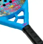 Dunlop Galactica OS by Nisse Padelschlaeger Herzbereich Detail hellblauer Rahmen mit Flying D Logo und buntem Nisse Graffiti-Design