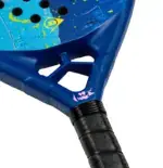Dunlop Galactica Pro by Nisse Padelschlaeger Herzbereich Nahaufnahme mit Tri-Max Verstaerkung Sonic Core Infinergy Einsaetzen und Flying D Logo blauer Rahmen