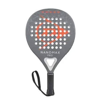 Grauer Dunlop Nanomax Pro Padelschlaeger Vorderseite Hybridform mit roten Akzenten NANOMAX PRO Schriftzug schwarzem Griff und Armschlaufe