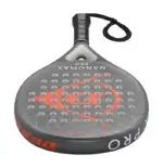 Dunlop Nanomax Pro Padelschlaeger Schlagflaeche Nahaufnahme mit Flying D Logo geradem Lochmuster roten Akzenten und Armschlaufe im Vordergrund