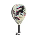 Royal Padel 36 Aniversario Light Padelschlaeger Rueckseite freigestellt cremeweiss mit buntem Pixel-Design und sichtbarer Armschlaufe