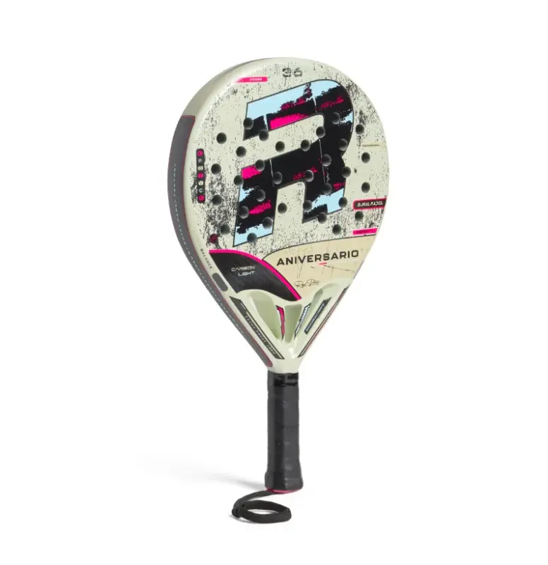 Royal Padel 36 Aniversario Light Padelschlaeger Rueckseite freigestellt cremeweiss mit buntem Pixel-Design und sichtbarer Armschlaufe