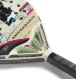 Royal Padel 36 Aniversario Light Padelschlaeger Herzbereich Nahaufnahme ANIVERSARIO Schriftzug buntes Pixel-Retro-Design tuerkiser Rahmen und Lochmuster