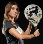 Royal Padel 36 Aniversario Light Lifestyle junge Frau haelt Schlaeger frontal vor sich schwarzer Hintergrund Schlaegerflaeche mit buntem Design sichtbar